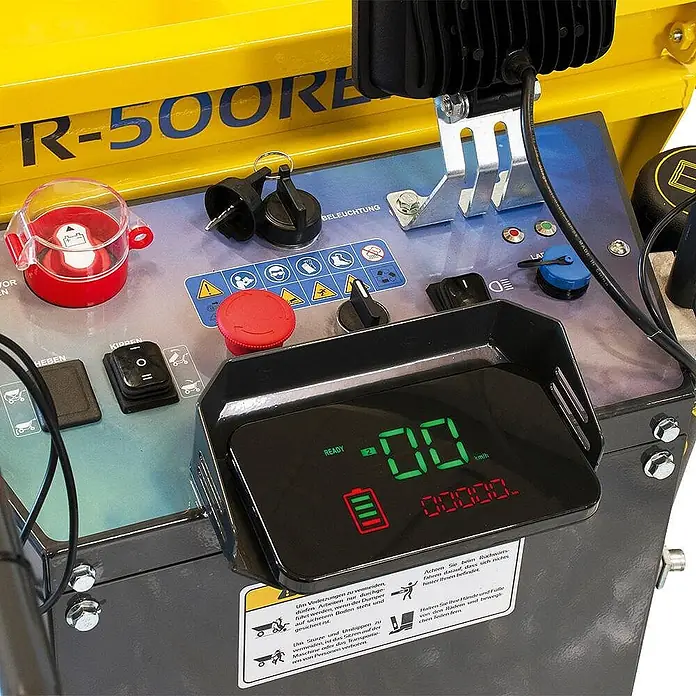 BAMATO Mini-Transporter MTR-500REPRO Elektro & Kipphydraulik -  - Nahaufnahme des Bedienfelds einer Maschine, mit Digitalanzeige für Geschwindigkeit und Akku, Schlüsseln und Bedienelementen.