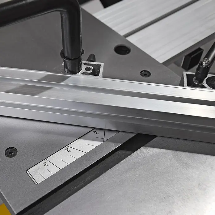 BAMATO Tischkreissäge BTS-250PRO 230V 254mm 100mm Absauganschluss -  - Nahaufnahme einer Gehrungsführung aus gebürstetem Aluminium mit Winkelskala (15°, 30°, 45°) auf einer Holzbearbeitungsplatte.
