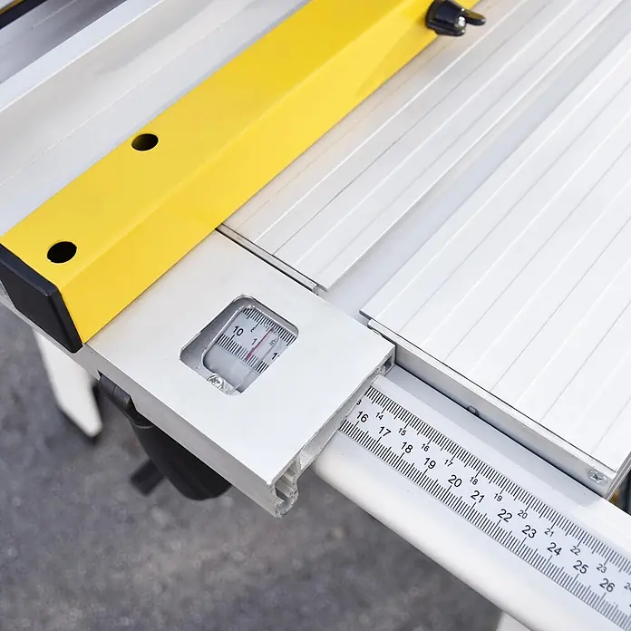 BAMATO Tischkreissäge BTS-315 230V 2000W 315mm Sägeblatt -  - Aluminium-Führungssystem mit gelbem Lineal, Messskalen und Digitalanzeige für präzise Positionierung.
