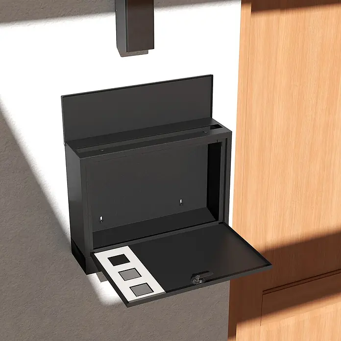 Homcom Wandbriefkasten 1-teilig -  - Wandmontierter schwarzer Paketkasten mit offener Klappe, der ein weißes Fach mit drei Quadraten zeigt, neben einer Holztür.