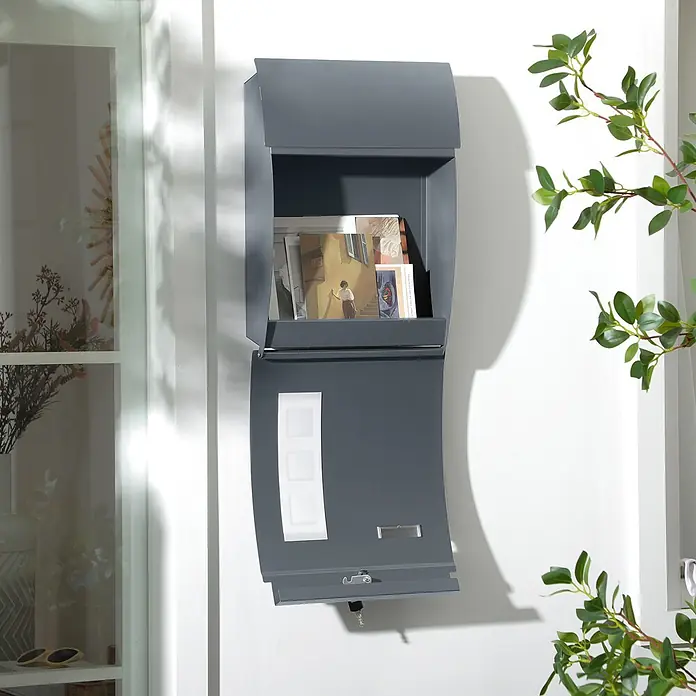 HOMCOM-Briefkasten-32L x 10B x 45H cm-Dunkelgrau -  - Dunkelgrauer wandmontierter Briefkasten, oberes Fach mit Post und untere Tür mit Schlüssel offen.