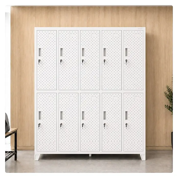 Jan Nowak Spind - H x B x T: 172 x 136 x 45 cm, Weiß - Weißer Metallschrank mit 10 perforierten Fächern, Griffen und Schlüsseln, vor Holzwand.