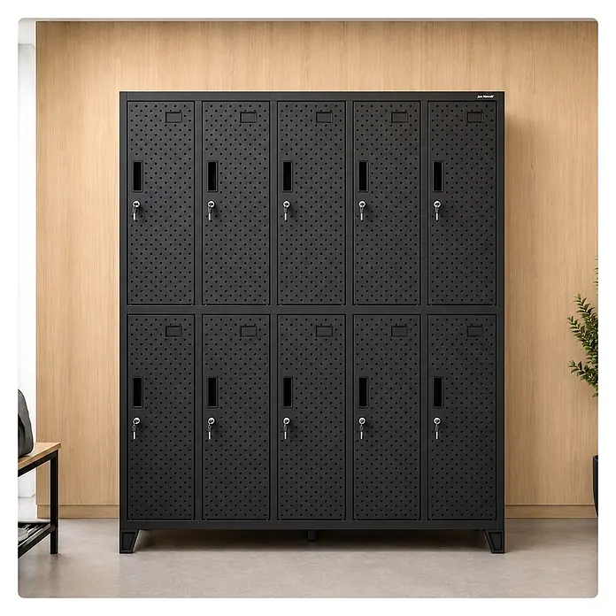 Jan Nowak Spind - H x B x T: 172 x 136 x 45 cm, Schwarz - Schwarzer Metall-Schließfachschrank mit 10 perforierten Türen und Schlüsseln, in einem modernen Raum.