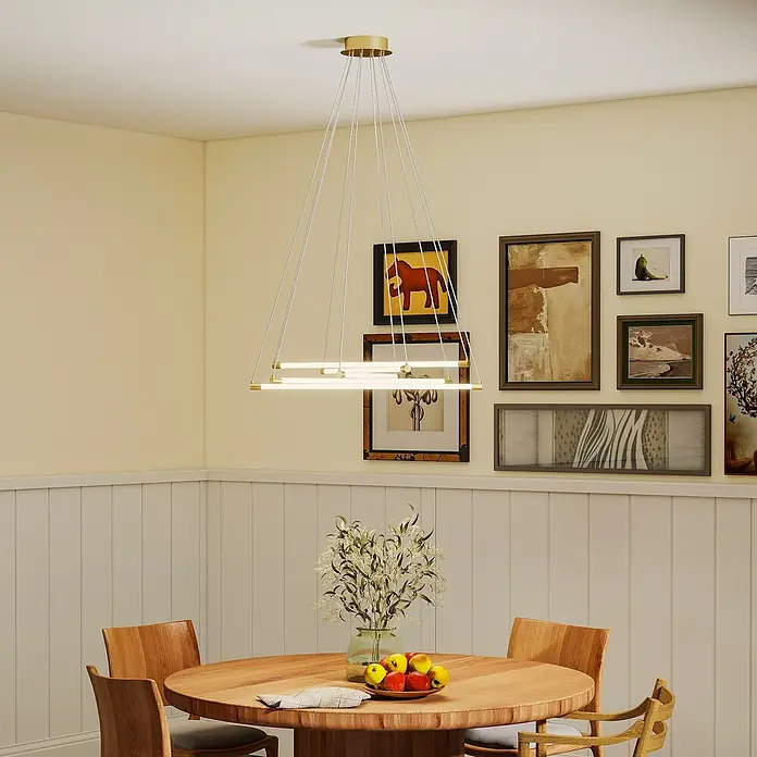 HOMCOM-Hängelampe-Ø82 x 124H cm-Gold+Weiß -  - Moderne lineare Gold- und Weiß-Hängelampe über einem Holzesstisch, die den Raum elegant beleuchtet.