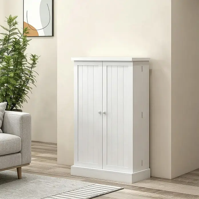 SONNENH Vorratsschrank mit Türablagen, Weiß -  - Weißer Holzschrank mit zwei Türen und runden Knäufen, mit vertikaler Paneelierung, in einem modernen Wohnraum.