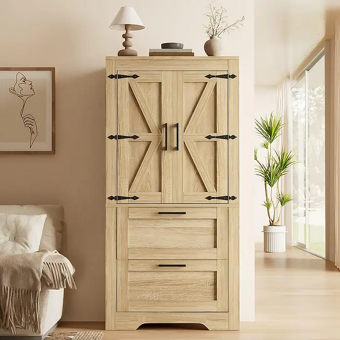 SONNENH Hochschrank mit 2 Schubladen im Landhausstil, Natur -  - Heller Holzschrank im Scheunentor-Stil mit schwarzen Beschlägen, oberen Türen und zwei Schubladen, in einem Zimmer.
