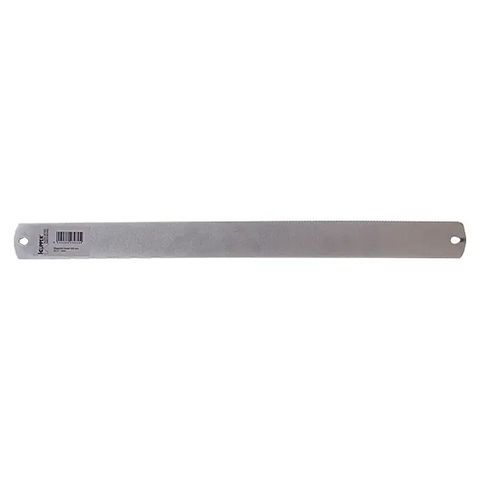 Küpper Ersatz-Sägeblatt Metall Modell 303 - Blattlänge: 550 mm, Anzahl Zähne: 22 Stk. - Das Bild zeigt ein silbernes, metallisches Richtscheit mit Löchern an beiden Enden und einer Etikettierung. Es ist ein Werkzeug zum Überprüfen von Ebenheit.