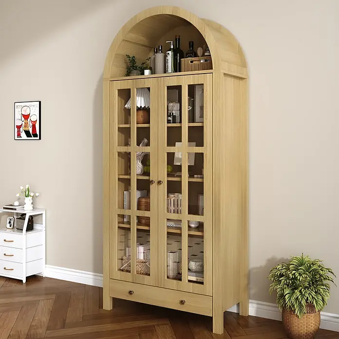 SONNENH Hochschrank mit Bogenablage und Acryltüren, Natur -  - Heller Holzschrank mit gewölbtem Abschluss, Glastüren und Schublade, der Dekoartikel in einem Raum präsentiert.