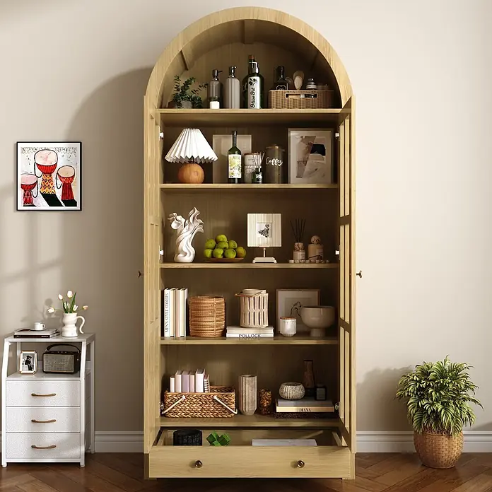 SONNENH Hochschrank mit Bogenablage und Acryltüren, Natur -  - Hoher, gewölbter heller Holzvitrine mit Regalen, gefüllt mit Büchern, Deko und Flaschen, in modernem Interieur.