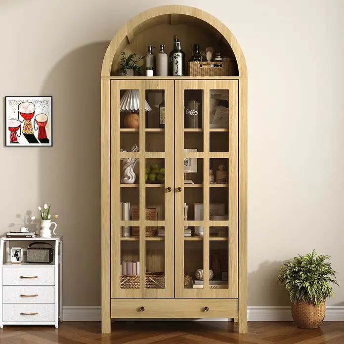 SONNENH Hochschrank mit Bogenablage und Acryltüren, Natur -  - Helles Eichenholz-Vitrinenschrank mit Bogenform, Glastüren und Regalen, gefüllt mit Dekoartikeln in einem Wohnzimmer.