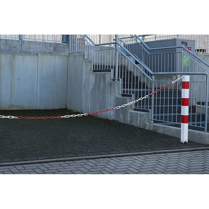 Famex Absperrkette - Ø x L: 5 mm x 15 m, Stahl - Rot-weiße Kunststoffkette als Absperrung über einem gepflasterten Bereich gespannt.
