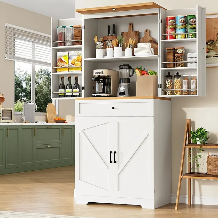 SONNENH Vorratsschrank mit Türablagen und Schublade, Weiß/Natur -  - Weißer Küchenschrank mit Holzplatte und unteren Türen im Scheunentor-Stil, gefüllt mit Küchenutensilien und Geräten, in heller Küche.