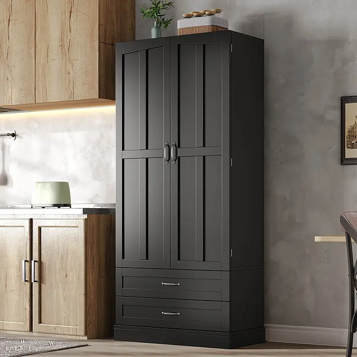 SONNENH Hochschrank mit 3 Ausziehböden, Schwarz -  - Hoher schwarzer Vorratsschrank mit zwei Paneeltüren und zwei Schubladen in einer modernen Küche.