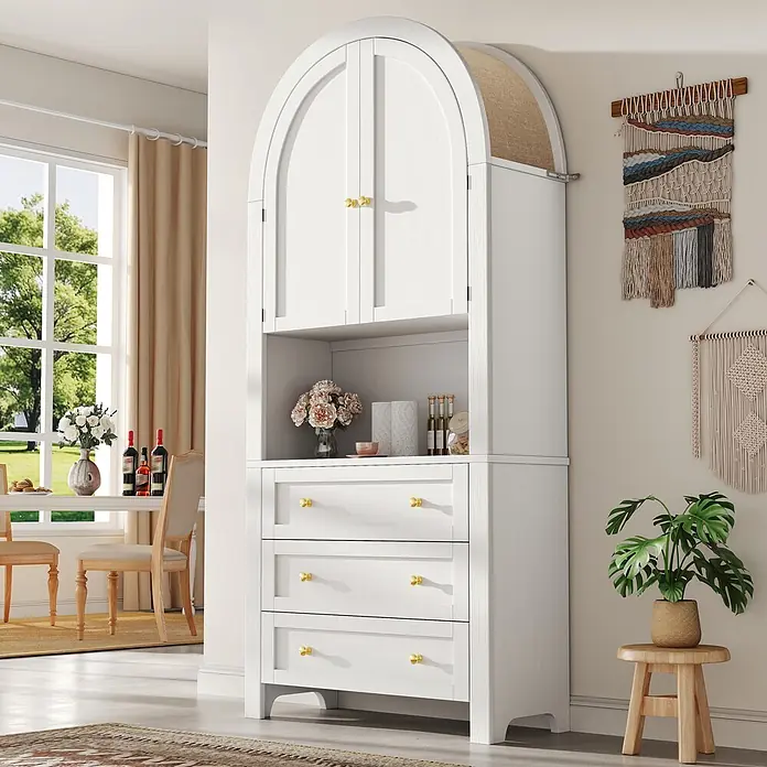 SONNENH Holz-Mehrzweckschrank mit Bogenaufsatz und Schubladen, Weiß -  - Weißer gewölbter Buffetschrank mit goldenen Knöpfen, mit oberen Schränken, offenem Regal und drei Schubladen im Raum.