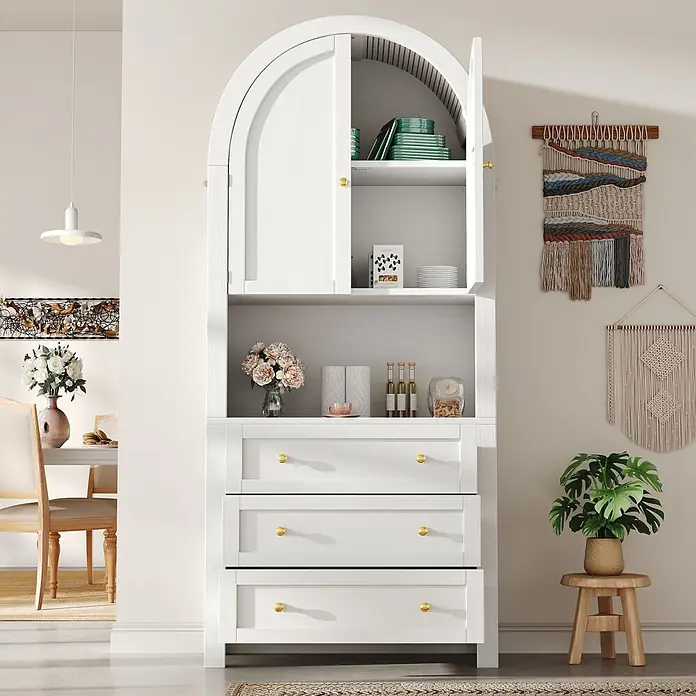 SONNENH Holz-Mehrzweckschrank mit Bogenaufsatz und Schubladen, Weiß -  - Weißer gewölbter Schrank mit goldenen Griffen, offenen Regalen und Schubladen, in einem modernen Wohnbereich.