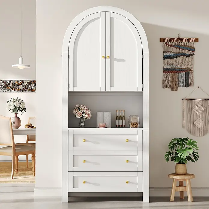 SONNENH Holz-Mehrzweckschrank mit Bogenaufsatz und Schubladen, Weiß -  - Weißer Bogenschrank mit goldenen Knöpfen für stilvollen Stauraum und Präsentation in einem hellen Raum.