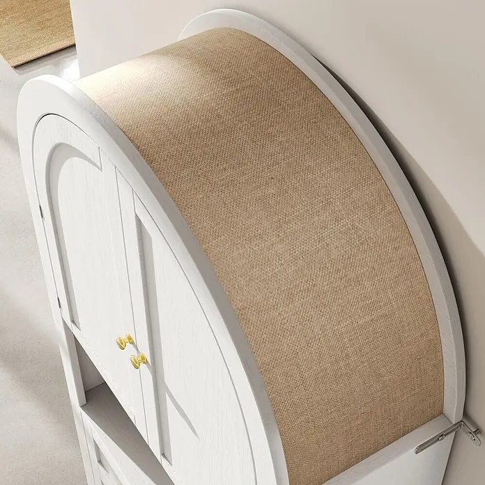 SONNENH Holz-Mehrzweckschrank mit Bogenaufsatz und Schubladen, Weiß -  - Weißer Holzschrank mit gewölbten Türen und einer gekrümmten Oberseite mit beigefarbenem Webstoff. Goldene Knöpfe.