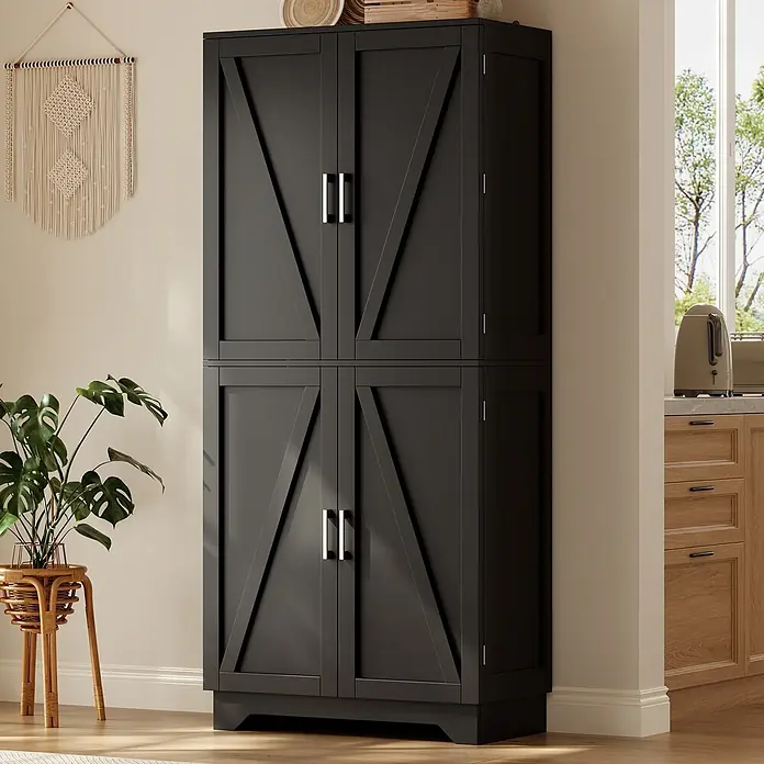 SONNENH Holz-Mehrzweckschrank - Schwarz/Natur - Hoher schwarzer Vorratsschrank mit Scheunentür-Paneelen und silbernen Griffen, in häuslicher Umgebung dargestellt.