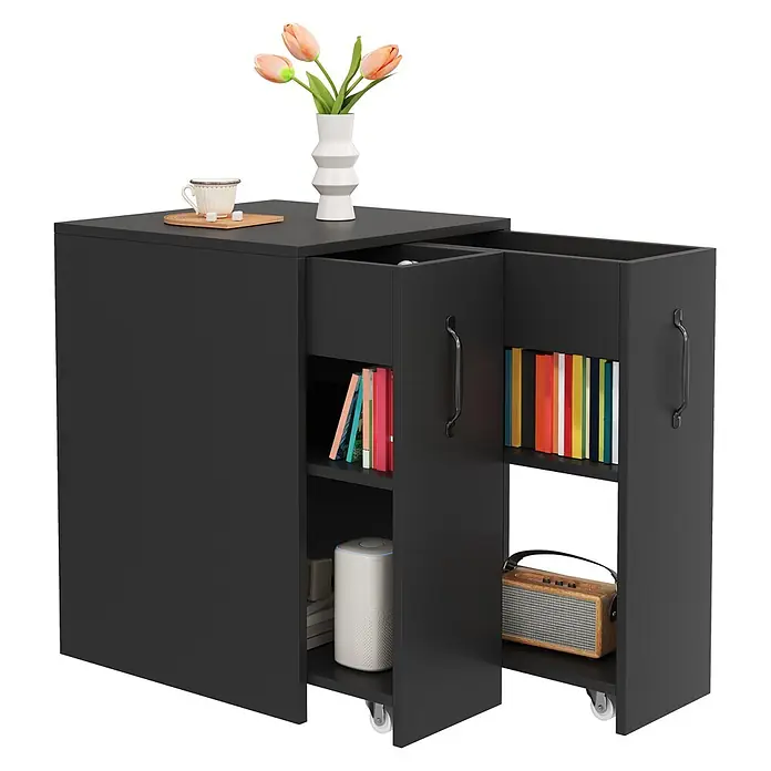 SONNENH Aufbewahrungsschrank mit 2 Rollauszügen, Schwarz -  - Schwarzer Rollschrank mit ausziehbarer Sektion, offener Schublade und Regalen. Enthält Bücher, Lautsprecher und Radio, mit Vase und Tasse obenauf.