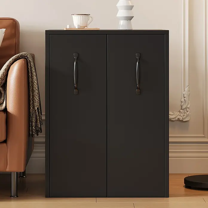 SONNENH Aufbewahrungsschrank mit 2 Rollauszügen, Schwarz -  - Dunkelgrauer zweitüriger Schrank mit eleganten Griffen, als moderner Beistelltisch neben einem braunen Sofa im Wohnzimmer.