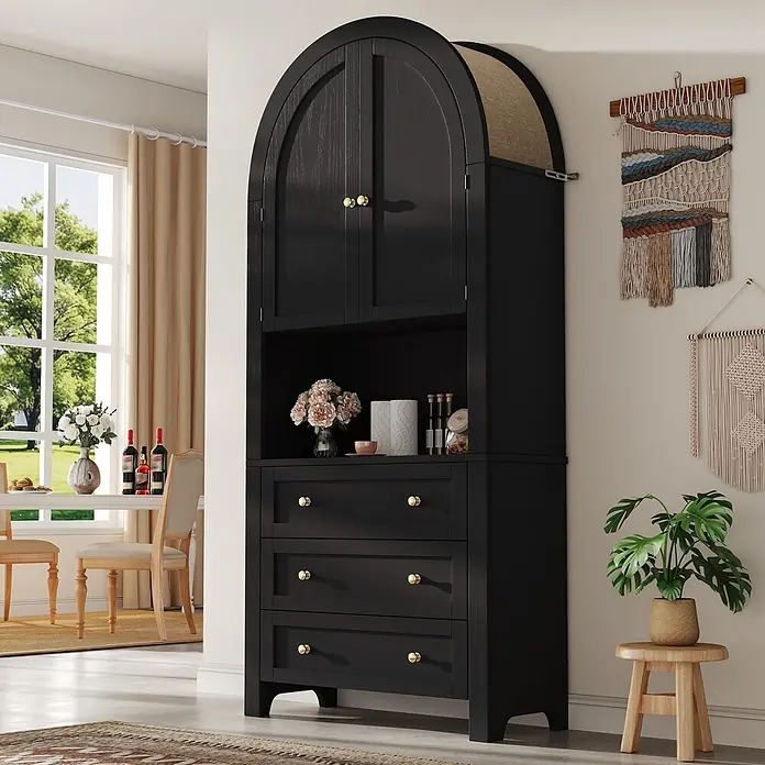 SONNENH Holz-Mehrzweckschrank mit Bogenaufsatz, Schwarz -  - Schwarzer gewölbter Holzschrank mit Messingknöpfen und gewebtem Oberteil, in hellem Wohnraum ausgestellt.