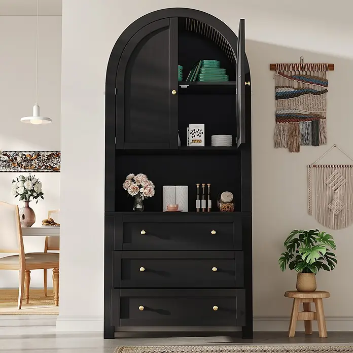 SONNENH Holz-Mehrzweckschrank mit Bogenaufsatz, Schwarz -  - Hoher schwarzer Bogenschrank mit Messingknöpfen, offenem und geschlossenem Stauraum oben sowie drei Schubladen unten. Er steht in einem stilvollen Raum.