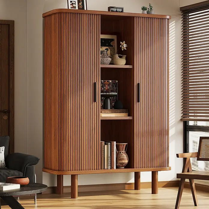 SONNENH Holz-Mehrzweckschrank mit Rollladentüren, Dunkelbraun -  - Moderner brauner Holzschrank im Mid-Century-Stil mit Lamellentüren und offenen Fächern, dekoriert in einem Wohnzimmer.