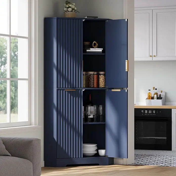 SONNENH Eckschrank mit 4 Türen und verstellbaren Böden, Blau -  - Marineblauer Vorratsschrank mit geriffelten Schiebetüren, teilweise geöffnet, um Küchenutensilien und Vorräte zu zeigen.