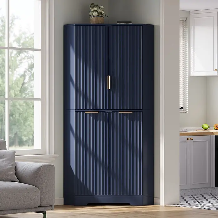 SONNENH Eckschrank mit 4 Türen und verstellbaren Böden, Blau -  - Marineblauer Eckschrank mit gerippten Türen und goldenen Griffen, in einem modernen Raum neben Fenster und Tür.