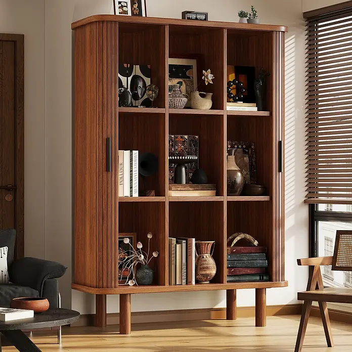 SONNENH Holz-Mehrzweckschrank mit Rollladentüren, Dunkelbraun -  - Mid-Century-Modern Holzregal mit Lamellentüren und offenen Fächern, gefüllt mit Deko und Büchern, in einem gemütlichen Wohnzimmer.