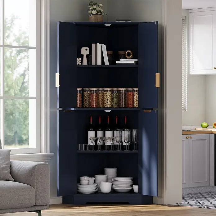 SONNENH Eckschrank mit 4 Türen und verstellbaren Böden, Blau -  - Hoher, marineblauer Eckschrank mit goldenen Griffen, offen, mit Büchern, Gläsern, Wein und Geschirr, in einer Wohnung.