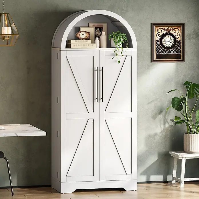 SONNENH Hochschrank mit Rundbogen und Türablagen, Weiß -  - Weißer Holzschrank mit Scheunentor-Fronten und gewölbter offener Ablage.