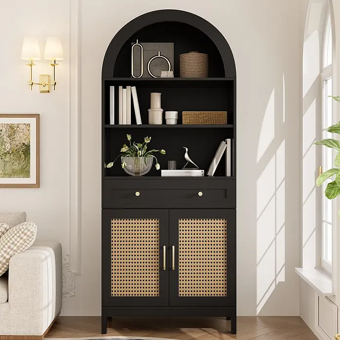 SONNENH Mehrzweckschrank mit Rundbogen und Rattantüren, Schwarz -  - Schwarzes, gewölbtes Bücherregal mit Rattantüren und Messingakzenten, in einem Wohnzimmer arrangiert.