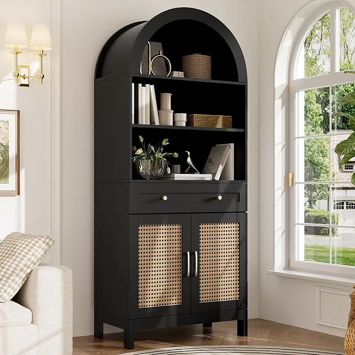 SONNENH Mehrzweckschrank mit Rundbogen und Rattantüren, Schwarz -  - Ein schwarzer gewölbter Schrank mit offenen Regalen, einer Schublade und Korbtüren, in einem Wohnzimmer.