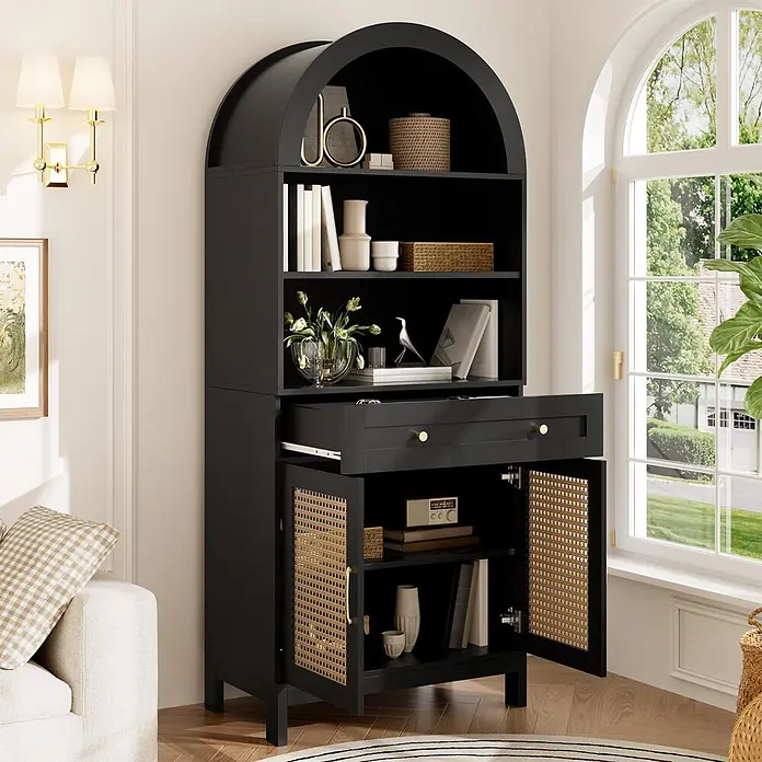SONNENH Mehrzweckschrank mit Rundbogen und Rattantüren, Schwarz -  - Schwarzes Bogeregal mit Rattan-Details, offenen Fächern und einer Schublade, gefüllt mit Büchern und Deko in einem Wohnzimmer.