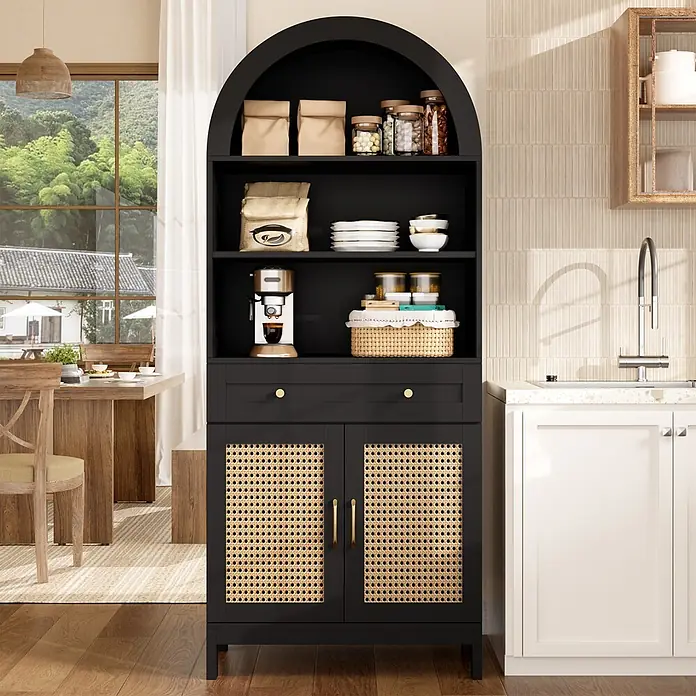 SONNENH Mehrzweckschrank mit Rundbogen und Rattantüren, Schwarz -  - Schwarzer Bogenschrank mit Rattan-Türen und goldenen Griffen, gefüllt mit Küchenutensilien in moderner Küche.