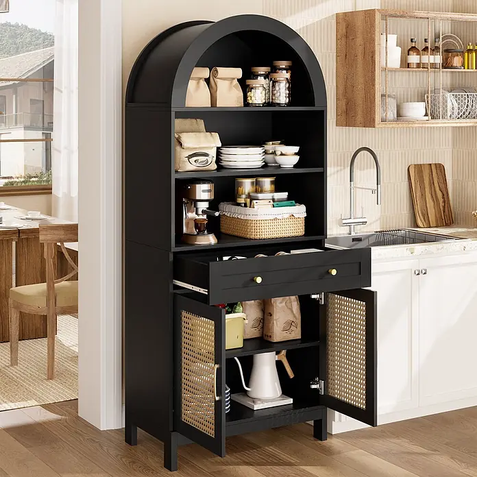 SONNENH Mehrzweckschrank mit Rundbogen und Rattantüren, Schwarz -  - Moderner schwarzer Küchenschrank mit gewölbtem Oberteil und Rattan-Türen, als Stauraum in einer hellen Küche.