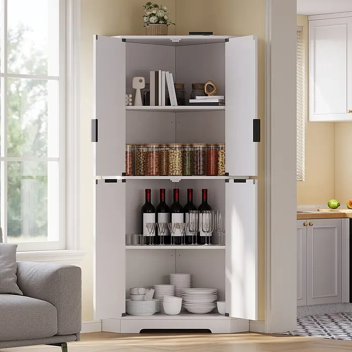 SONNENH Eckschrank mit 4 Türen und verstellbaren Böden, Weiß -  - Weißer Eckschrank mit offenen Türen, der Gläser mit Lebensmitteln, Weinflaschen, Gläser und Geschirr zeigt. Er steht in einem hellen Raum neben einer Küche.