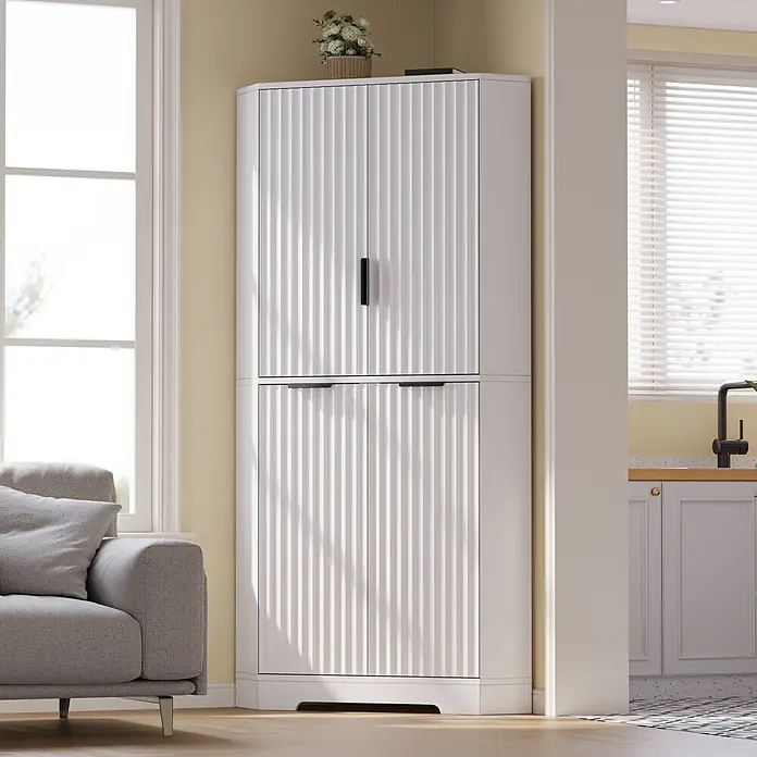 SONNENH Eckschrank mit 4 Türen und verstellbaren Böden, Weiß -  - Hoher weißer Eckschrank mit geriffelten Türen und schwarzen Griffen, platziert zwischen Sofa und Küchenbereich.