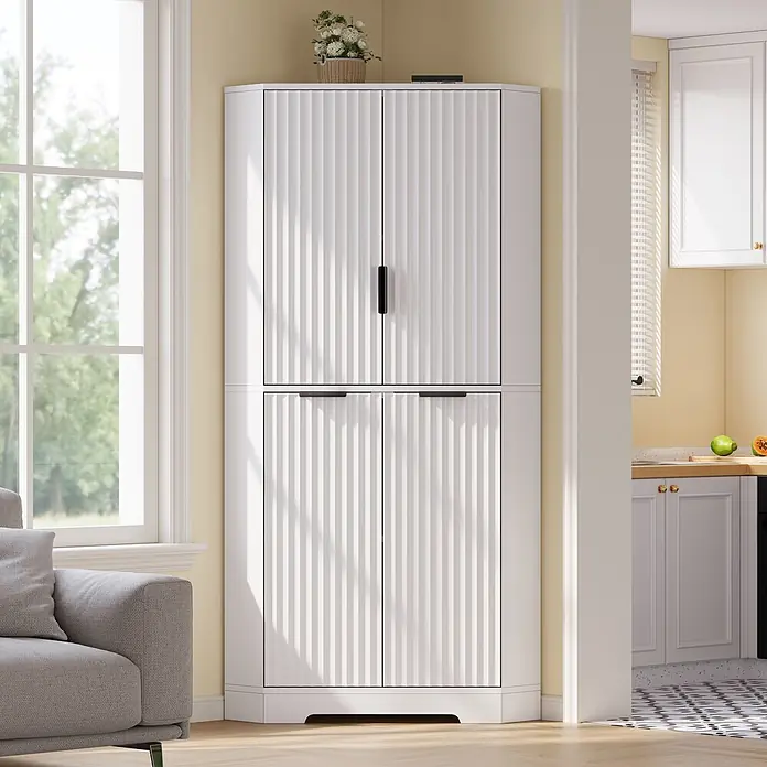 SONNENH Eckschrank mit 4 Türen und verstellbaren Böden, Weiß -  - Weißer Eckschrank mit gerippten Türen, der sich gut in eine Zimmerecke neben Fenster und Kücheneingang einfügt.
