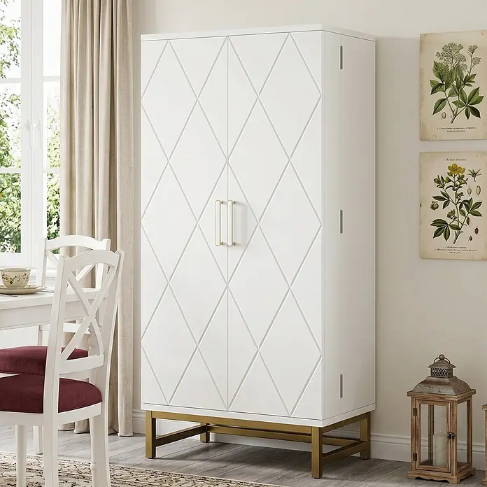 SONNENH Mehrzweckschrank mit Türablagen, Weiß/Gold -  - Weißer zweitüriger Schrank mit Rautenmuster an den Türen, goldenen Griffen und goldenem Metallfuß, im Esszimmer platziert.