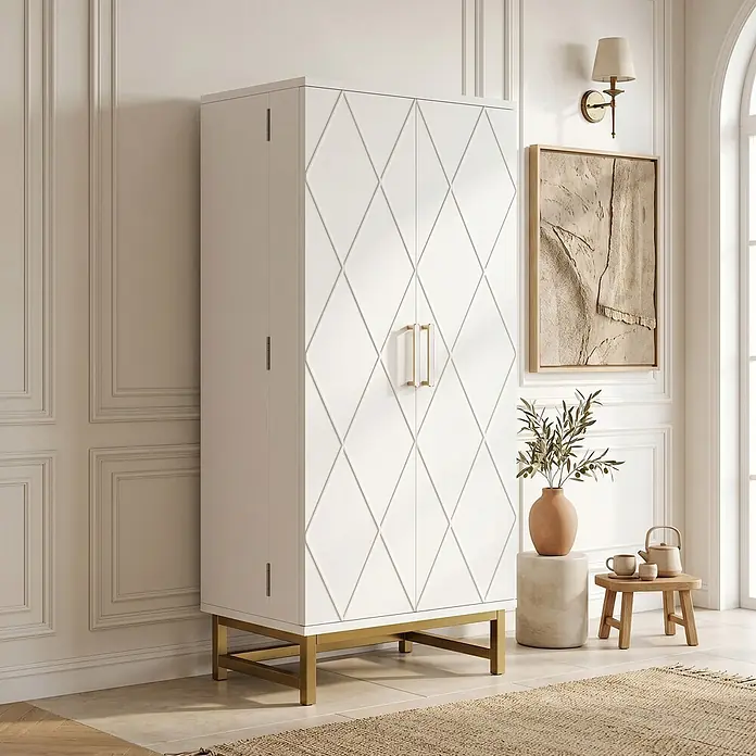 SONNENH Mehrzweckschrank mit Türablagen, Weiß/Gold -  - Hoher weißer Schrank mit rautenförmigen Türen und goldenen Griffen/Beinen, in einem Zimmer platziert.