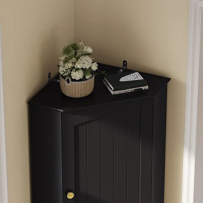 SONNENH Eckschrank mit 2 Türen, Schwarz -  - Schwarzer Eckschrank mit einem geflochtenen Korb voller weißer Blumen und zwei Büchern darauf, in einer Zimmerecke stehend.