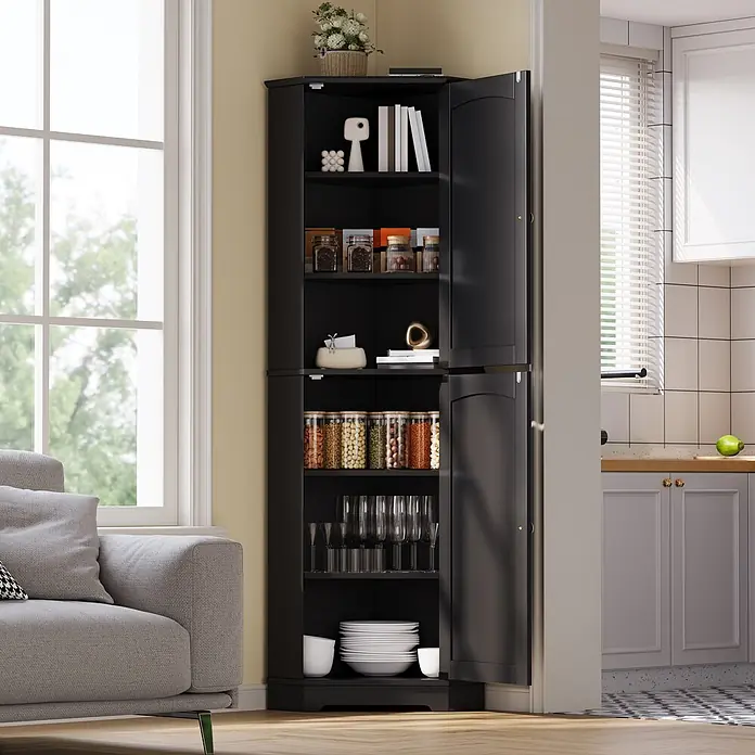 SONNENH Eckschrank mit 2 Türen, Schwarz -  - Schwarzer Eck-Vorrratsschrank mit Stauraum für Lebensmittel, Geschirr und Gläser, in einem Raum neben einer Küche platziert.