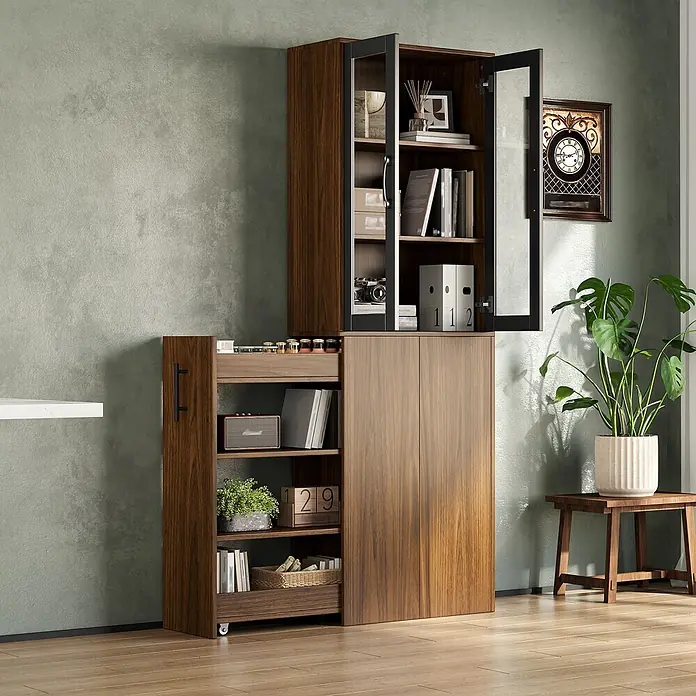 SONNENH Hochschrank mit Glastüren und Vorratsauszug, Holzoptik/Schwarz -  - Dunkler Holzschrank mit Glastüren oben und offenen Regalen/Schiebetüren unten.