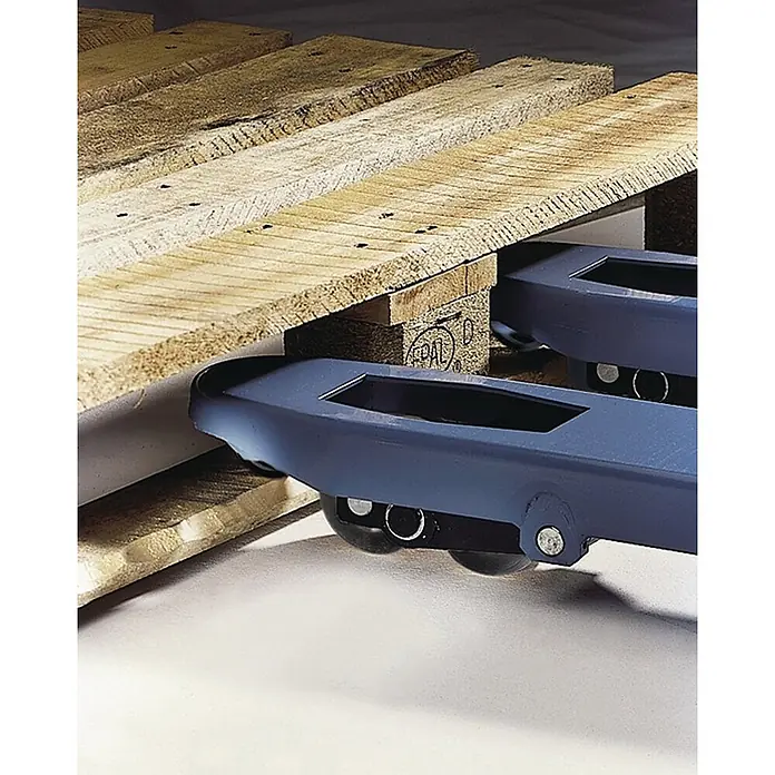 Röhm-Nordwest Palettenhubwagen - Traglast: 2.500 kg - Blaue Gabeln eines Hubwagens mit schwarzen Rädern unter einer Holzpalette.
