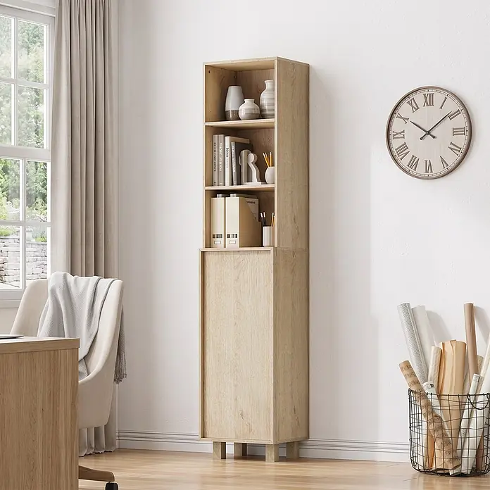 SONNENH Hochschrank mit offenen Fächern, Eichenoptik -  - Hohes Regal aus hellem Holz mit offenen Fächern und geschlossenem Schrank, ideal für vielseitigen Stauraum im Büro.