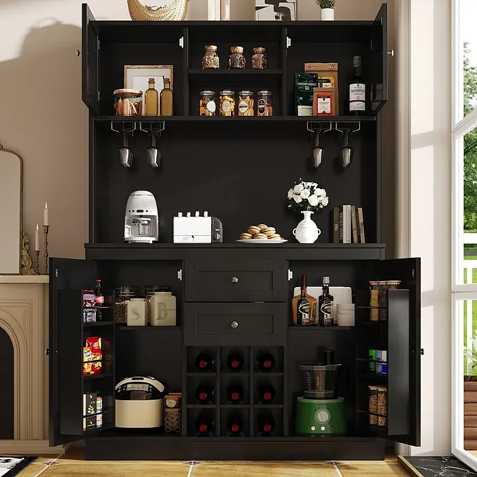 SONNENH Küchen-Mehrzweckschrank mit Weinregal, Schwarz -  - Schwarzer Holzschrank mit offenen Türen, der Stauraum für Lebensmittel, Geräte und ein Weinregal zeigt.
