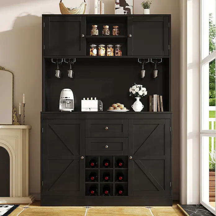 SONNENH Küchen-Mehrzweckschrank mit Weinregal, Schwarz -  - Schwarzer Holz-Küchenschrank mit Oberschränken, zentraler Ablage, Schubladen, Weinregal und Stauraum, mit Küchenutensilien in einem Raum.