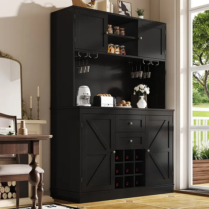 SONNENH Holz-Mehrzweckschrank - Schwarz - Schwarzer Küchenschrank mit Ober- & Unterschränken, offenen Fächern, Gläserhaltern und Weinregal in einem Essbereich.